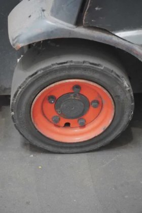 林德四轮前叉车