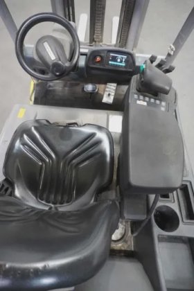 永恒力三轮前叉车