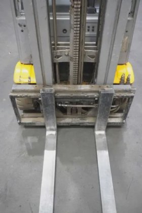 永恒力三轮前叉车