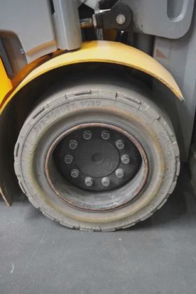 永恒力四轮前叉车