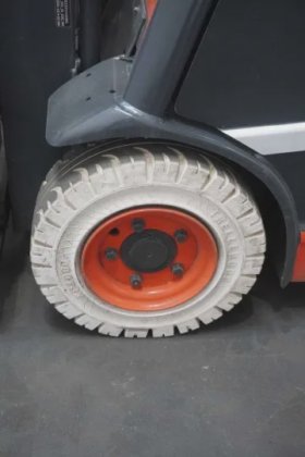 林德四轮前叉车