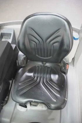 永恒力四轮前叉车