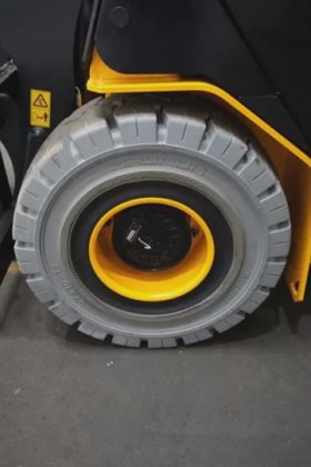 JCB伸缩臂叉装车