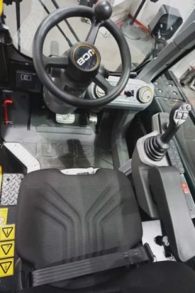 JCB伸缩臂叉装车