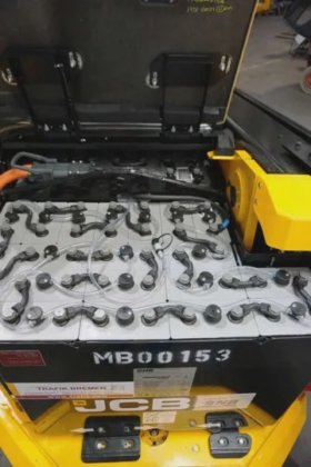 JCB伸缩臂叉装车