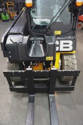 JCB伸缩臂叉装车