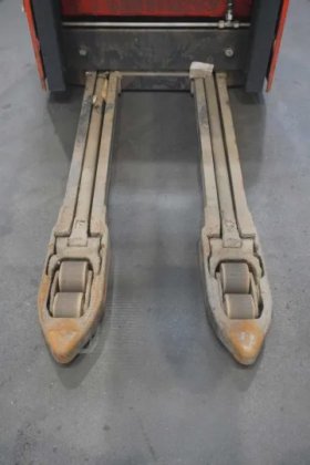 林德高举叉车牵引杆