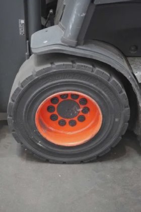 林德四轮前叉车