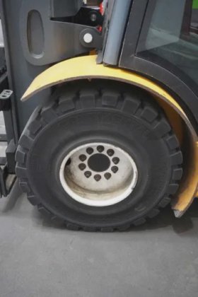 永恒力四轮前叉车