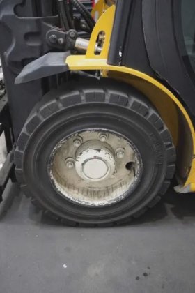 耶鲁四轮前装载机