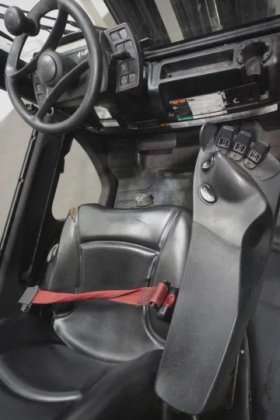 耶鲁四轮前装载机