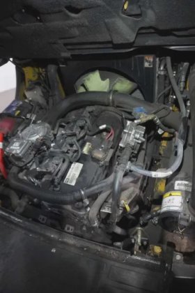 耶鲁四轮前装载机