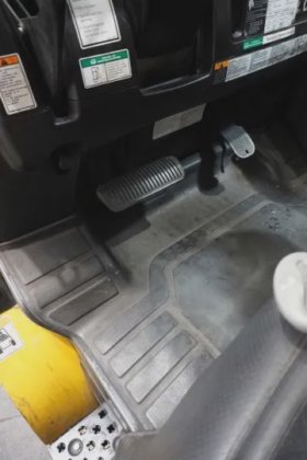 耶鲁四轮前装载机