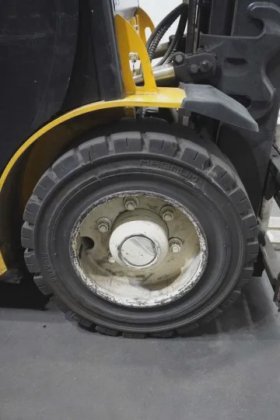 耶鲁四轮前装载机