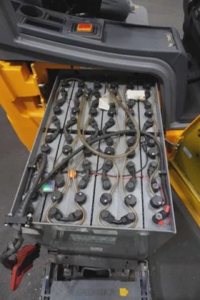 永恒力三轮前叉车