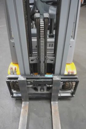 永恒力三轮前叉车