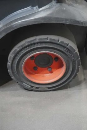 林德四轮前叉车