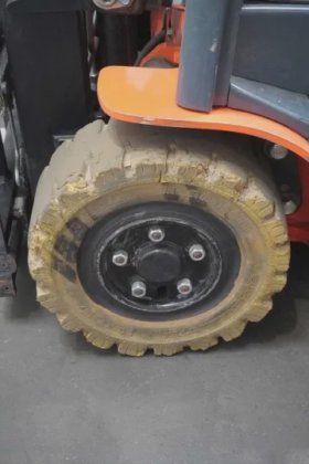 丰田三轮前装载机