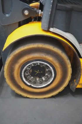 永恒力四轮前叉车