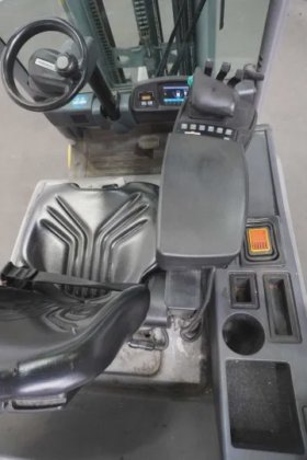 永恒力三轮前叉车