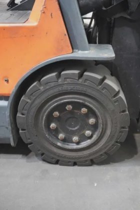 丰田四轮前装载机