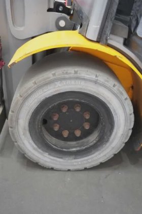 永恒力四轮前叉车