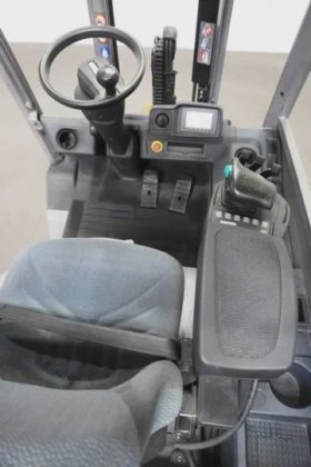 永恒力四轮前叉车