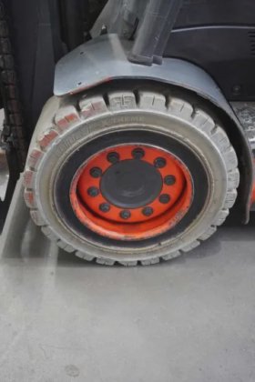 林德四轮前叉车