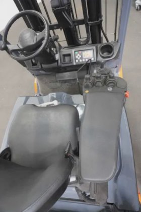 丰田三轮前装载机