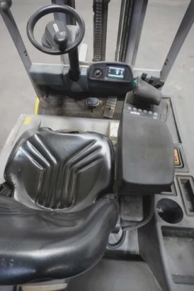 永恒力三轮前叉车