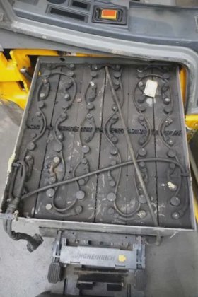 永恒力三轮前叉车