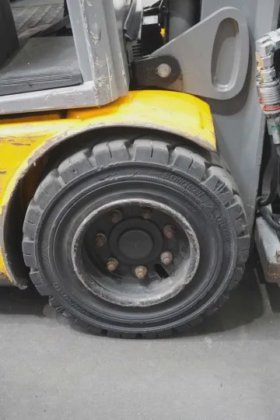 永恒力四轮前叉车