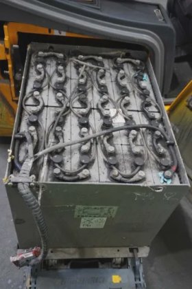 永恒力三轮前叉车