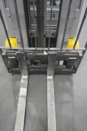 永恒力三轮前叉车