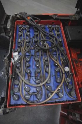 林德三轮前叉车