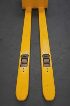 永恒力低叉车驾驶室