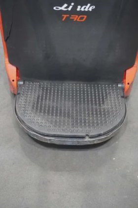 林德低叉车驾驶室