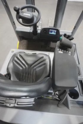 永恒力三轮前叉车