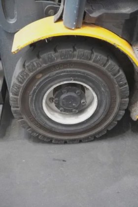 永恒力四轮前叉车