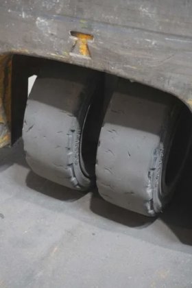 永恒力三轮前叉车