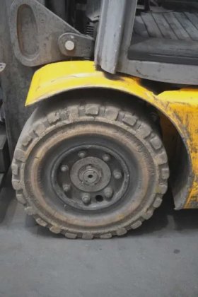 永恒力三轮前叉车