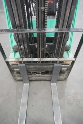 三菱三向前置叉车