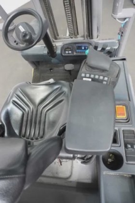 永恒力三轮前叉车