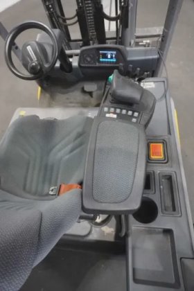 永恒力三轮前叉车