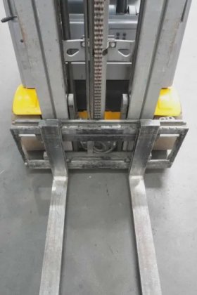 永恒力三轮前叉车