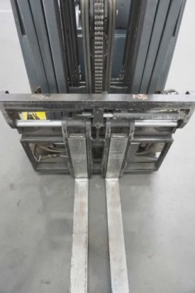 永恒力三轮前叉车