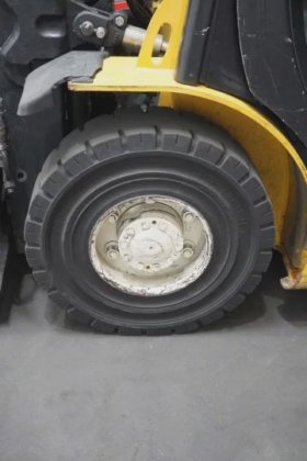 耶鲁四轮前装载机