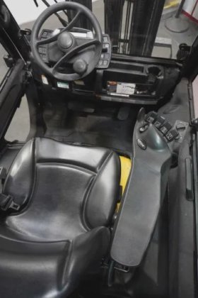 耶鲁四轮前装载机