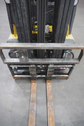 耶鲁四轮前装载机