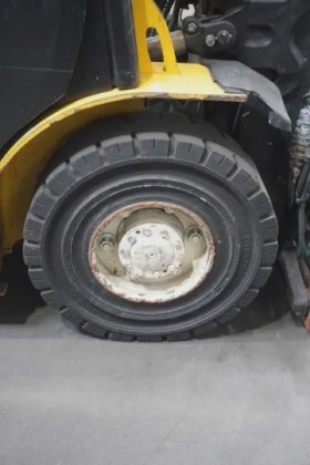 耶鲁四轮前装载机